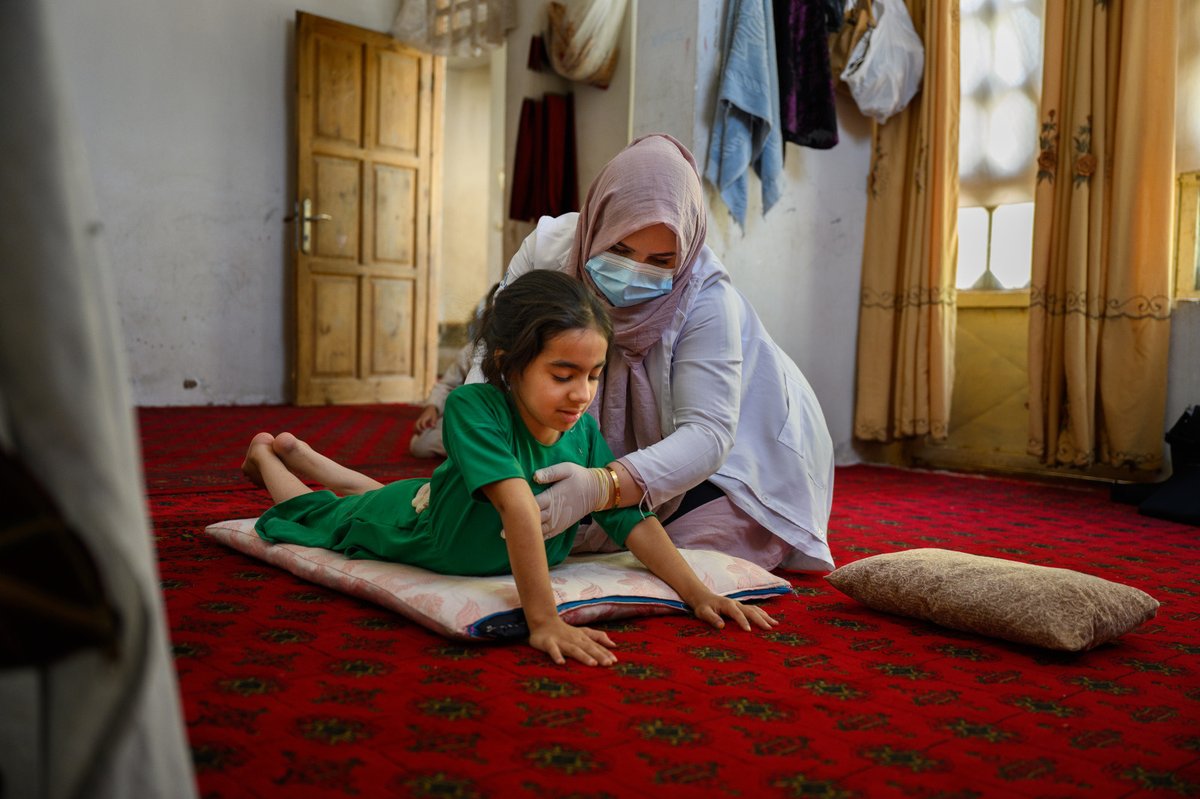 Eight-year-old Yasamin lost control of her legs while her family fled bombardments in Afghanistan’s Herat province. With support from the EU, @HI_federation, provides her with physiotherapy and psychosocial sessions. She is now back at school.
