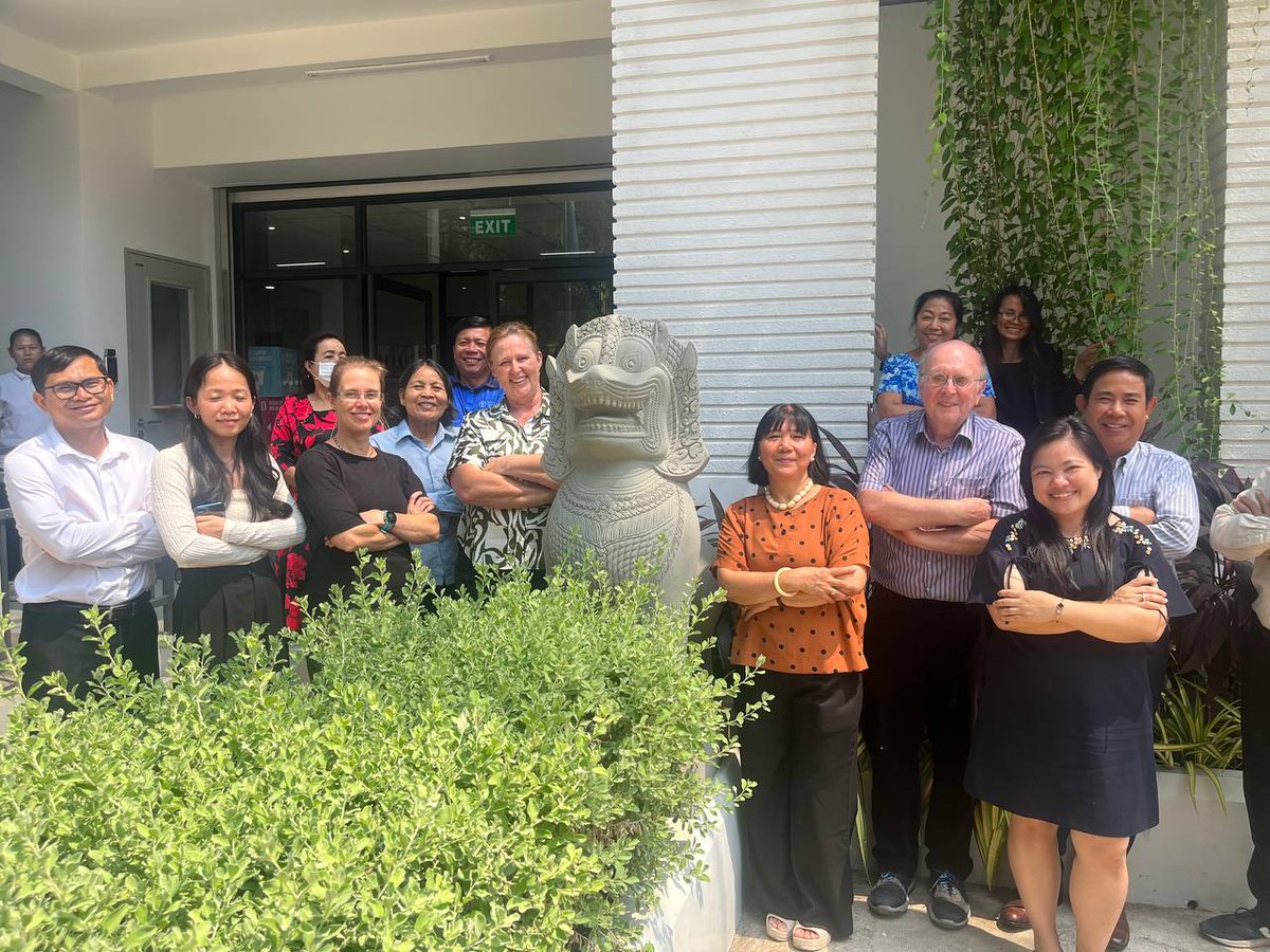 𝗔𝗱 𝗦𝗽𝗶𝗷𝗸𝗲𝗿𝘀 the first FAO Representative of Cambodia visits the new FAO Cambodia office. 𝗥𝗲𝗯𝗲𝗸𝗮𝗵 𝗕𝗲𝗹𝗹, the current FAO representative of Cambodia welcomed and provided Spijkers a tour of the new office and its facilities.