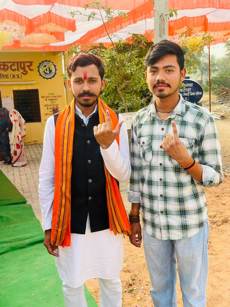 Krashanpal4BJP's tweet image. लोकतंत्र के महापर्व पर मैंने अपना फर्ज निभाया, आप भी अपने घरों से निकले और राष्ट्रहित में मतदान अवश्य करें।

जय हिंद!
मेरा पहला वोट एक विकसित भारत के लिए
मेरा वोट समृद्ध राष्ट्र के नाम l
#myfirstvoteformodi
#loksabha2024  
#जयश्रीराम  #लोकसभा_चुनाव_2024 #LokSabhaElection2024