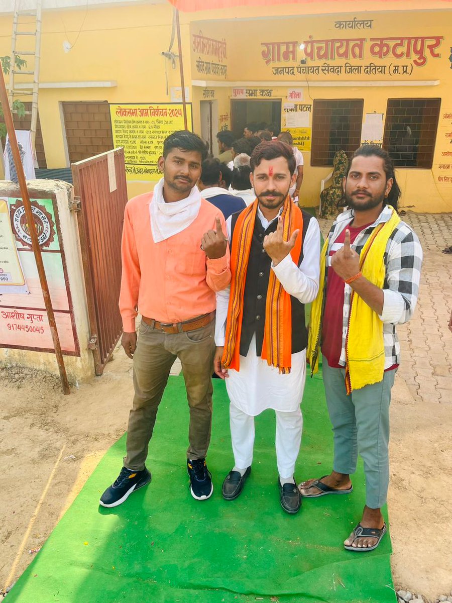 Krashanpal4BJP's tweet image. लोकतंत्र के महापर्व पर मैंने अपना फर्ज निभाया, आप भी अपने घरों से निकले और राष्ट्रहित में मतदान अवश्य करें।

जय हिंद!
मेरा पहला वोट एक विकसित भारत के लिए
मेरा वोट समृद्ध राष्ट्र के नाम l
#myfirstvoteformodi
#loksabha2024  
#जयश्रीराम  #लोकसभा_चुनाव_2024 #LokSabhaElection2024