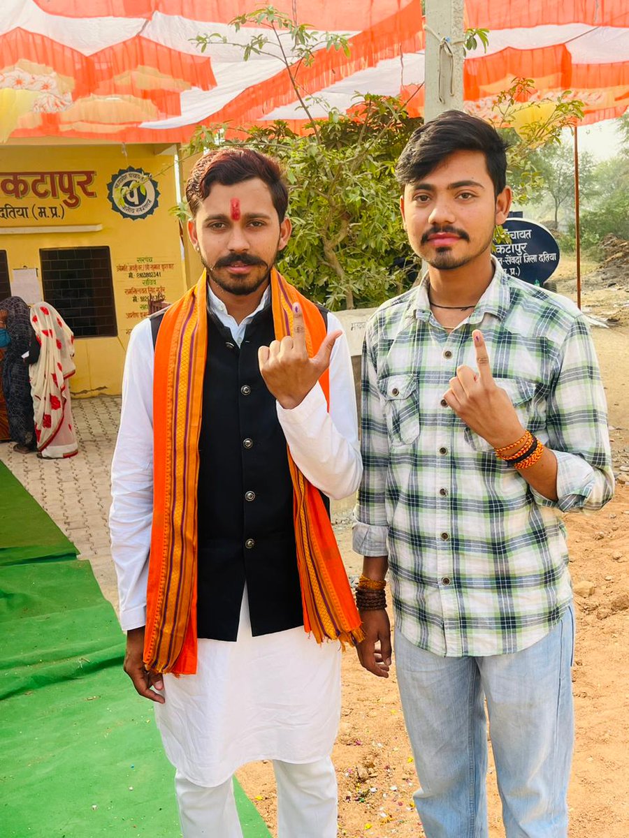 Krashanpal4BJP's tweet image. लोकतंत्र के महापर्व पर मैंने अपना फर्ज निभाया, आप भी अपने घरों से निकले और राष्ट्रहित में मतदान अवश्य करें।

जय हिंद!
मेरा पहला वोट एक विकसित भारत के लिए
मेरा वोट समृद्ध राष्ट्र के नाम l
#myfirstvoteformodi
#loksabha2024  
#जयश्रीराम  #लोकसभा_चुनाव_2024 #LokSabhaElection2024