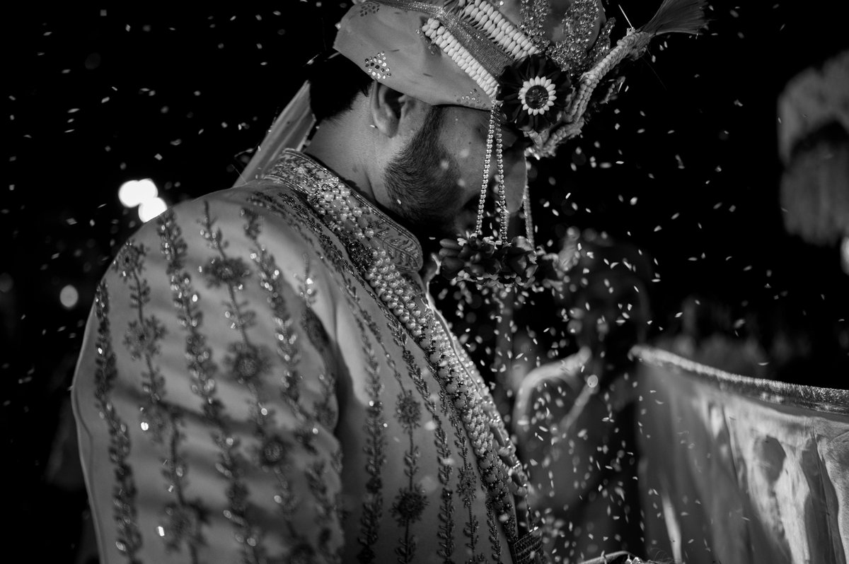 Auspicious beginnings of seven vows. #NikonCreator Ranjan Zingade has beautifully captured the Maharashtrian bride and groom in the moment.. For information on products, offers and more, visit nikon.co.in #Nikon #NikonIndia #NIKKOR