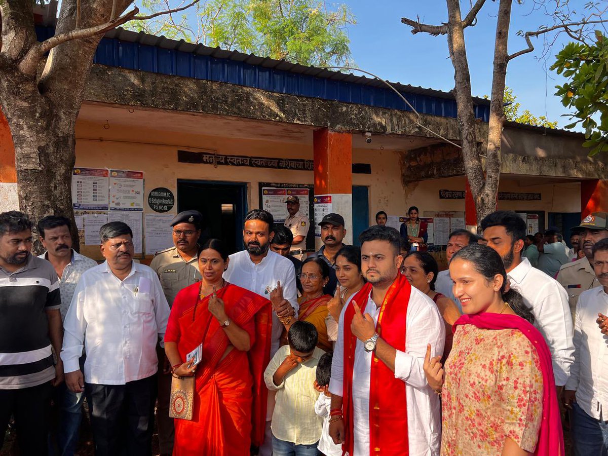 #LSPollsWithTNIE #KarnatakaElections @INCIndia candidate from #Belagavi LS constituency Mrinal Hebbalkar reaches Kannada-Marathi School, Hindalga, Belagavi with his family to cast vote @naushadbijapur