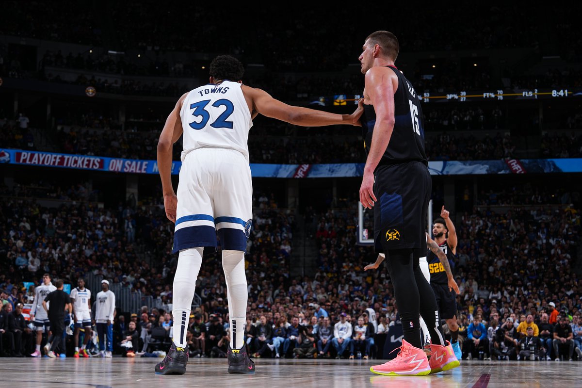 Un verdadero duelo de gigantes en la zona pintada 🃏🇩🇴

#NBAPlayoffs