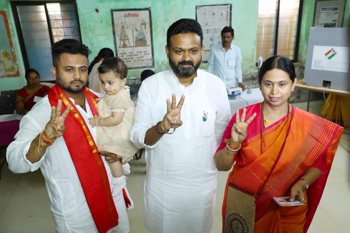 #LSPollsWithTNIE #KarnatakaElections BJP members to file a complaint against minister @laxmi_hebbalkar for posing inside the polling station & indicating the serial number of his son Mrunal who is a candidate. It's a violation of MCC. @NewIndianXpress @ramupatil_TNIE