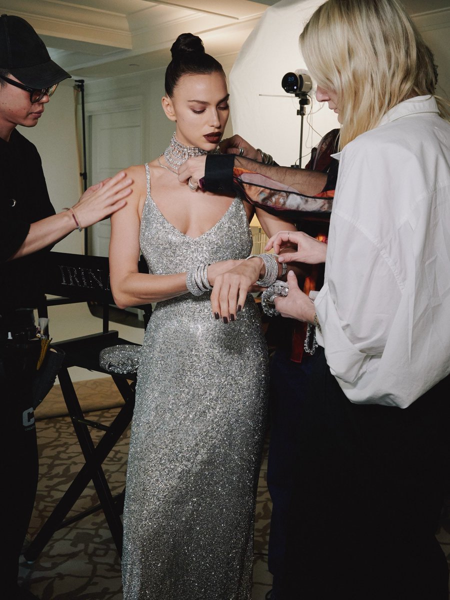 Irina Shayk sparkles in 84,000 Swarovski crystals at the 2024 #MetGala vogue.cm/VTlVnEq