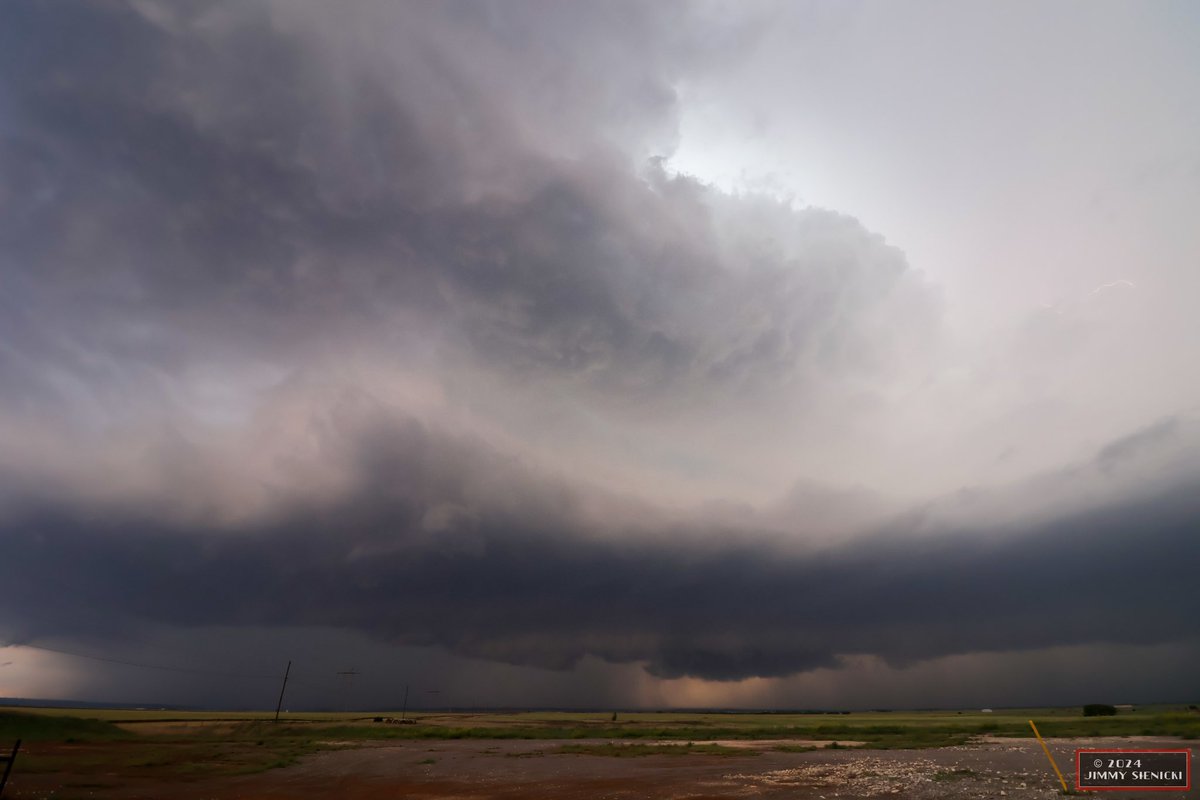 Supercell northeast of Watonga OK earlier today. #okwx @jacksonfarleywx