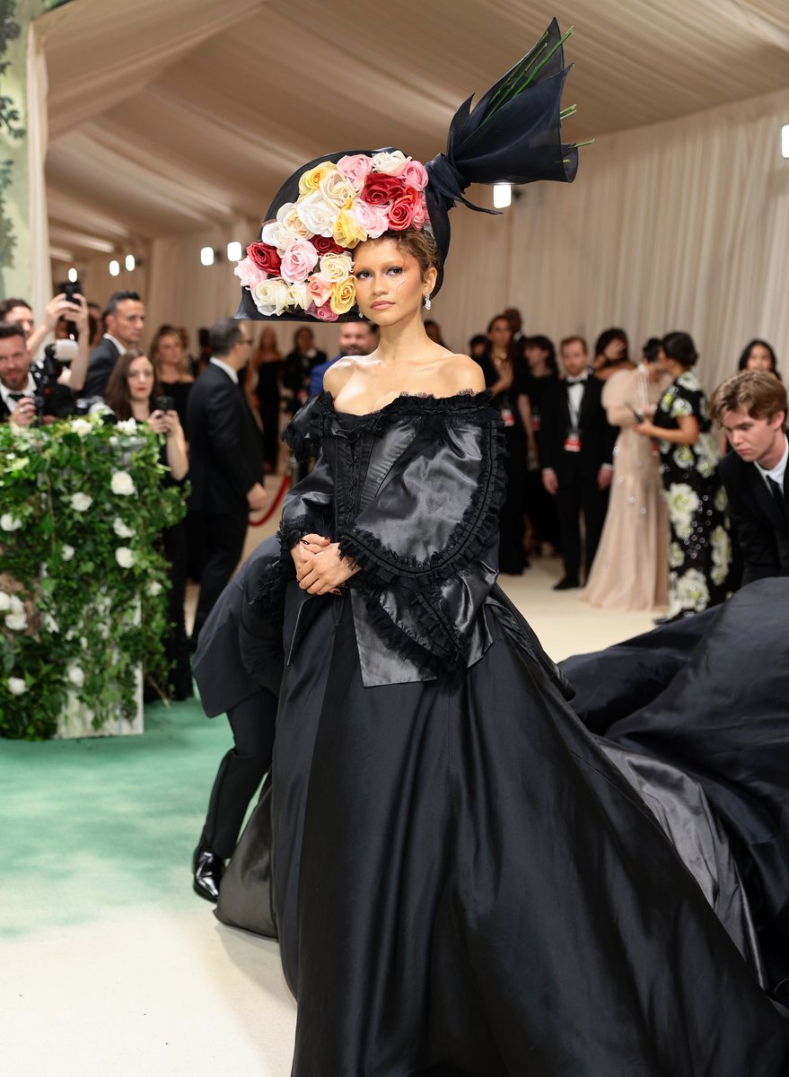 I still remember, The entire world criticised #AishwaryaRaiBachchan 
For this Dolce And Gabbana Dress which she wore at #Cannes2023 

Now see how designers are inspired by her last to last season's look. 

Bloody #MetGala herself
