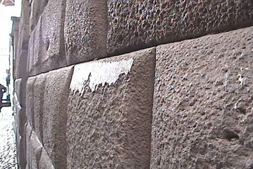 @johnlopez2nd 5/ Meanwhile, there are enigmatic sites where extensive yet seemingly useless carving was done, as if the Builders were teaching the Locals how to use the technology. There are equally mysterious stones where high heat, maybe too high, left some stones looking burned, vitrified.