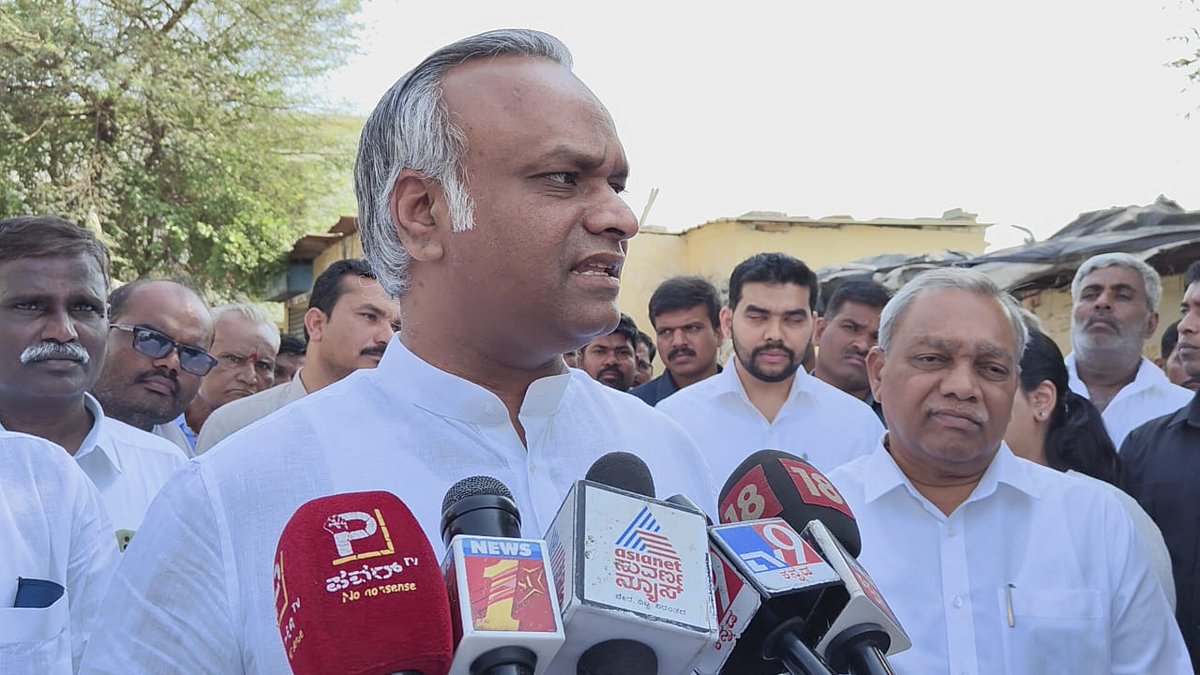 #LSPollsWithTNIE #LOKSabhaElections2024 #Kalaburagi District incharge minister Priyank Kharge and his brother-in-law Radhakrishna Doddamani who is also Congress candidate voted at a polling station at Gundgurthi village of Chittapur taluk.@XpressBengaluru .@ramupatil_TNIE