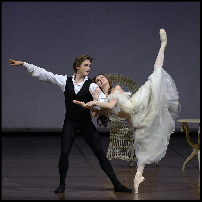 Ce n'est que lorsqu'il fait nuit, que les étoiles brillent dans le ciel et sur la scène...       
SVETLANA ZAKHAROVA - DENIS RODKIN - BOLCHOÏ BALLET - MONACO 2019       
©2024 Alain Hanel.