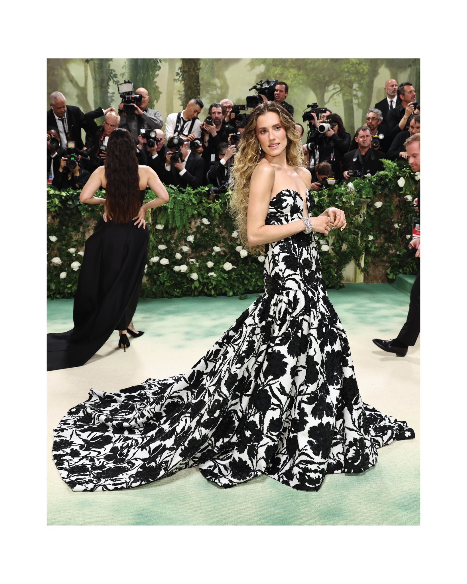 Allison Williams stylish for best outfit