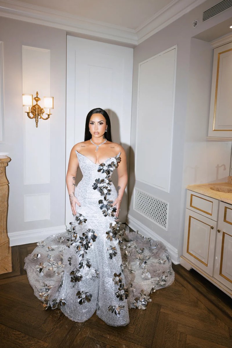 portallovato's tweet photo. Fizeram história!

📸 | Demi Lovato e Prabal Gurung nos bastidores do #MetGala. https://t.co/C6G4saFrLT