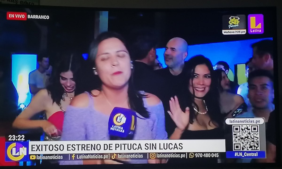 caroliine_30's tweet photo. Latina está haciendo que vuelva a ver programas peruanos. Me gustó el estreno de #PitucaSinLucas hace tiempo que no me reía tanto y el elenco tan diverso que tiene le da ese toque especial. Felicitaciones por este nuevo proyecto 👏 https://t.co/zs5Ak3sie9