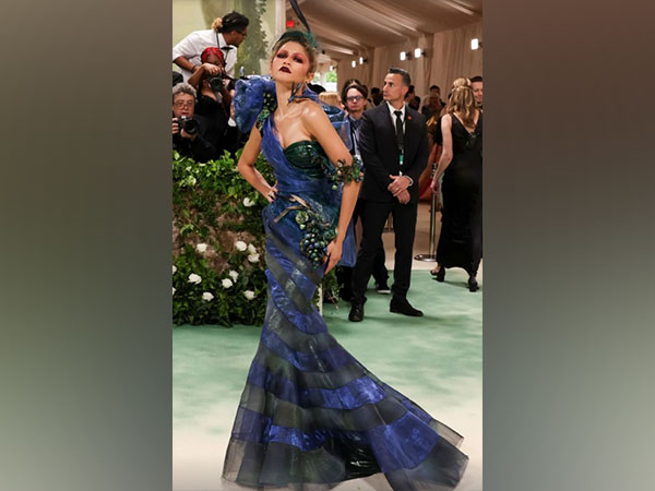 #Entertainment: Celebrities stun at the Met Gala 2024.

The red carpet has been transformed into a floral wonderland this year.

#MetGala #Celbrities #HollywoodCelebrities #BollywoodCelebrities #AliaBhatt #GigiHadid #KimKardishian