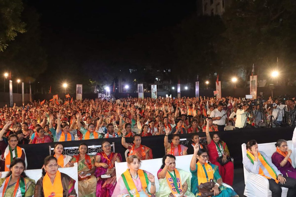 Mahayuti's meeting was concluded at Dubhashi Maidan, Vileparle for the campaign of Mr. Ujjwal Nikam. At this time, Mahayuti's candidate Adv. Ujjwal Nikam, MLAs of Mahayuti, office bearers and activists of constituent parties were present in large numbers.