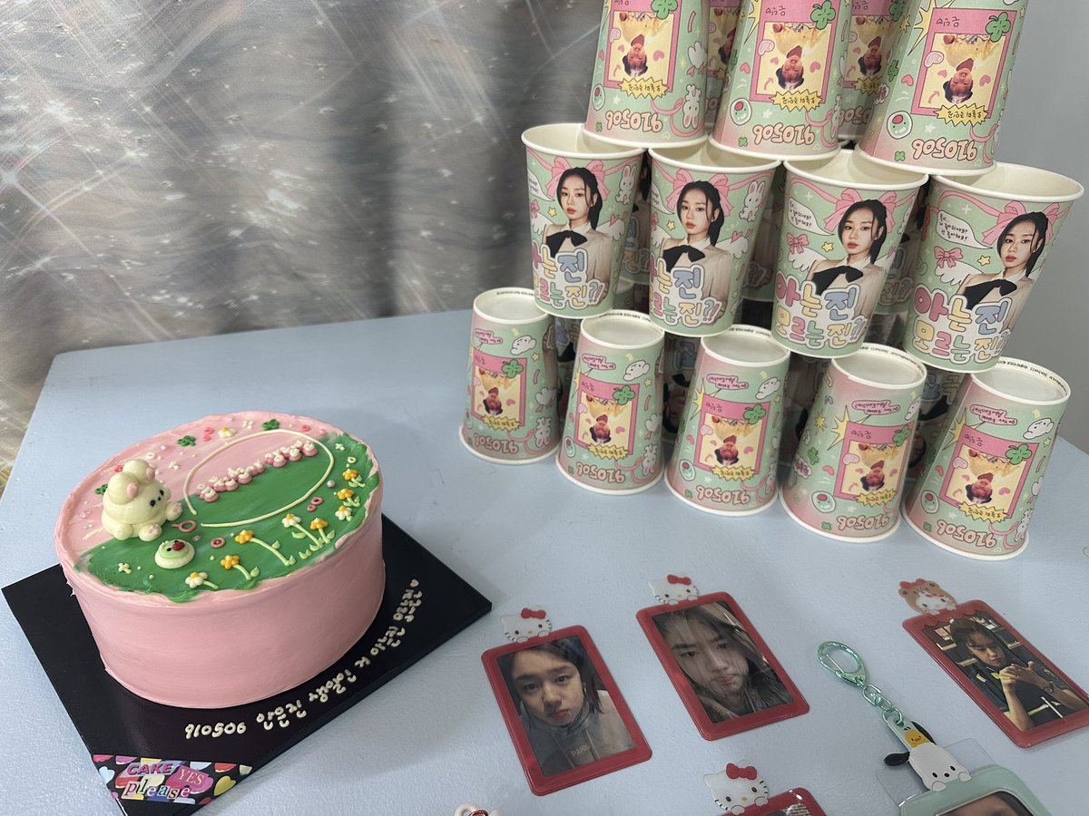 #안은진 #은뒨천사강림일 
#HBD_안은진_모르는진

길채가 좋아하는 리치치소다가 맛있어요(진짜 길채가 좋아할지는 모르겟어요) 인생 키워드가 사랑인만큼 은뒨천/rrTM님의 은딘사랑이 너무 잘 보이는 공간이었어요...거기다 포카가 직접찍으신 사진이라니 감동되 ㅠ