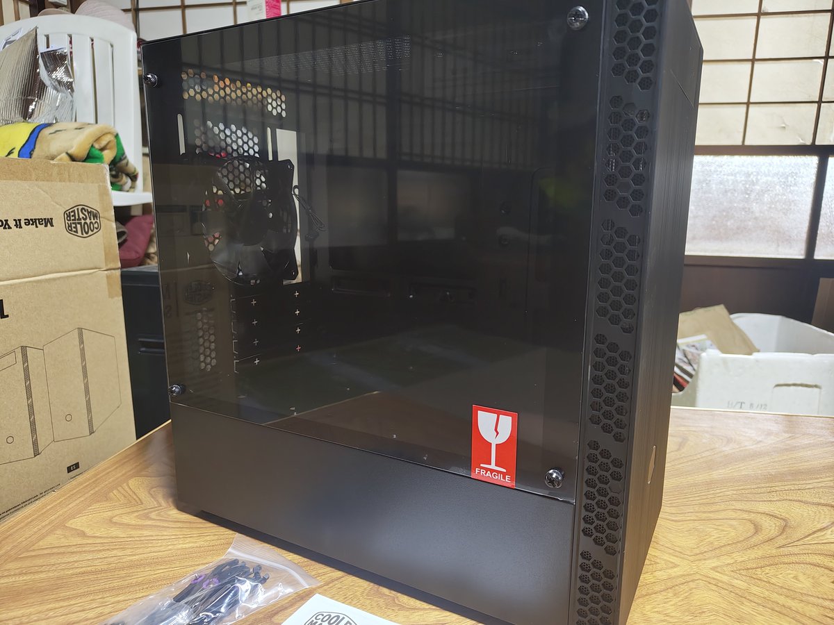 使うケースはこれ。
(CoolerMaster MB400L withODD)