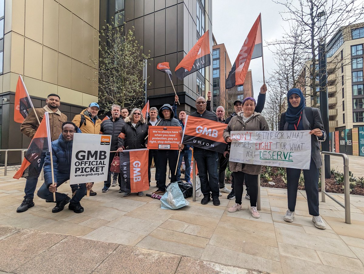 ✊✊✊Supporting GMB members who work as security guards for G4S in the DWP on strike today over pay 📢📢📢Workers are fighting for an inflationary pay rise instead of only being paid minimum wage #leeds #GMB #gmbunion #DWP #GMBstrike