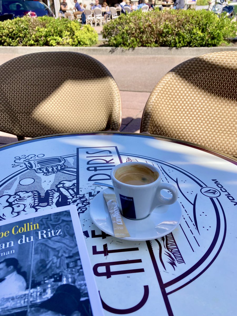 Petit passage éclair au Café de Paris d’#Hossegor pour déguster les premières pages du #roman de Philippe Collin 'Le barman du Ritz'. #lifestyle #CoffeeLovers
