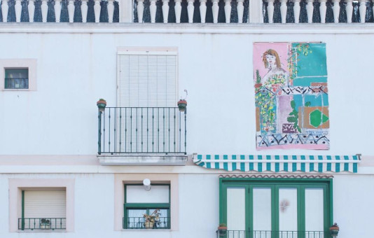 🌼 'Art i flors als balcons' és una gran exposició d'art al carrer formada per unes 60 obres de teles en gran format que, aquest mes de maig, engalanen les façanes dels balcons d'Alcanar. Les veniu a veure? 😍 Més info 👉 tuit.cat/zdA6a @alcanarturisme #TerresdelEbre