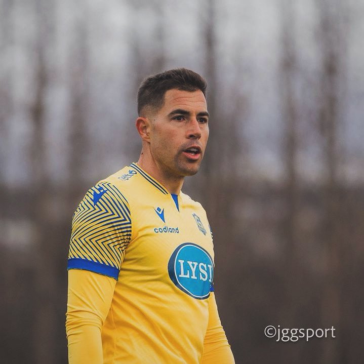 Cuando te das cuenta que todo ha pasado en tu mente y la vida ha seguido su curso, sin detenerse, independiente a todos los acontecimientos. Entiendes que, al final, 𝐬𝐞𝐚 𝐮𝐧 𝐠𝐫𝐚𝐧𝐨 𝐝𝐞 𝐚𝐫𝐞𝐧𝐚 𝐨 𝐮𝐧𝐚 𝐩𝐢𝐞𝐝𝐫𝐚, 𝐞𝐧 𝐞𝐥 𝐚𝐠𝐮𝐚 𝐬𝐞 𝐡𝐮𝐧𝐝𝐞𝐧 𝐢𝐠𝐮𝐚𝐥.