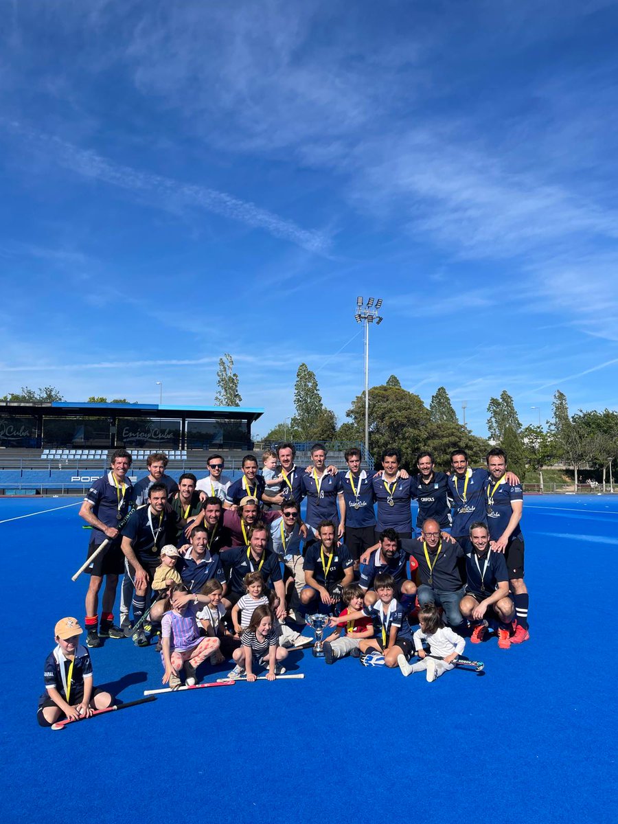 🔵⚫ Amb els nervis a flor de pell al recordar el partidàs que es va marcar l’equip de Segona Masculí, que va guanyar 5 - 1 contra l’RC Polo, i ara són CAMPIONS DE CATALUNYA! 🤩😱 Enhorabona, nois! Uns màquines! 👏🏻 #bategablauinegre