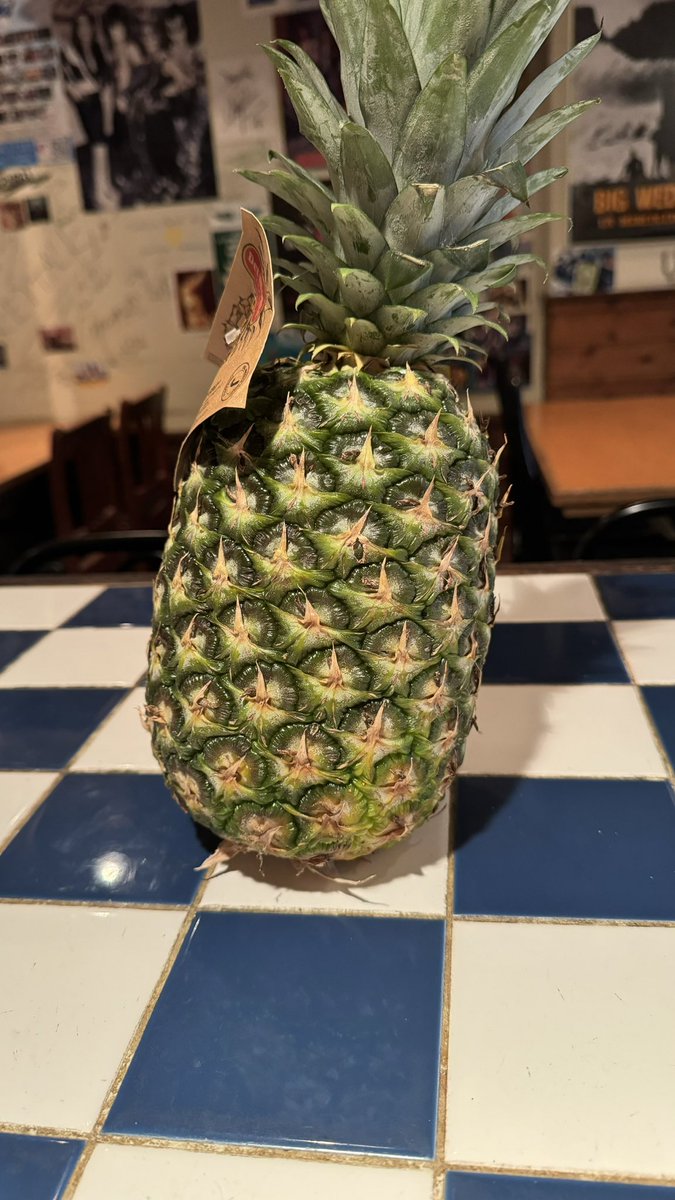 kazuyamori88051's tweet photo. @offshor76355772 Big pineapple🍍
Made in Philippine🇵🇭

#pineapple #パイナップル　
#madeinph #フィリピン
#明石オフショアー  #明石夜カフェ
#明石スポーツバー #明石グルメ 
#アメリカンカフェ #明石夜パフェ https://t.co/4DlbvYPeWw