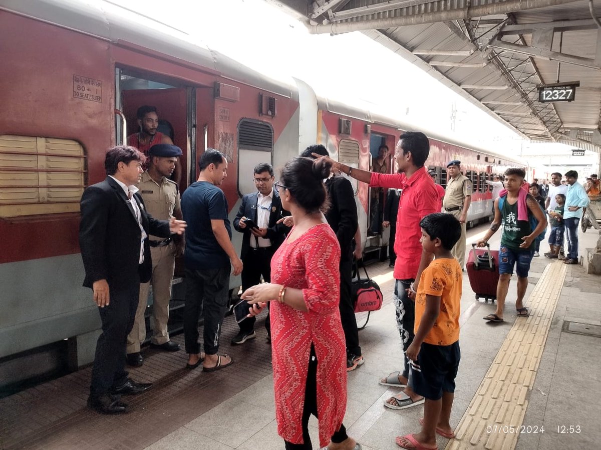 To combat the summer heat & ensure smooth travels, #HowrahDivision is all in on enhancing crowd control & amenities on the 12327 UP summer special. Measures are taken for a better travel experience. #SummerTravel #TrainJourney