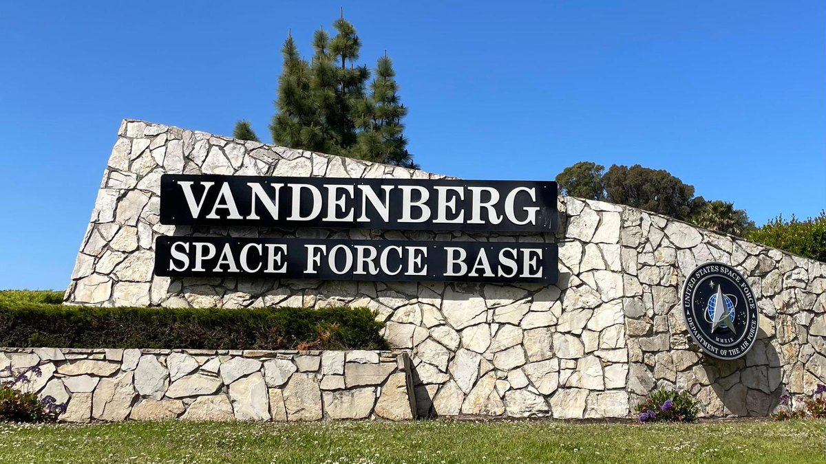 Nella base dello US SPACE COMMAND di Vandenberg è stata issata la bandiera italiana🇮🇹 per l’arrivo dell’Ufficiale italiano (che dipende dall’Ufficio Generale Spazio dello SMD) che ha iniziato a operare come ufficiale di collegamento
#ForzeArmate🇮🇹 #UnaForzaperilPaese
@US_SpaceCom