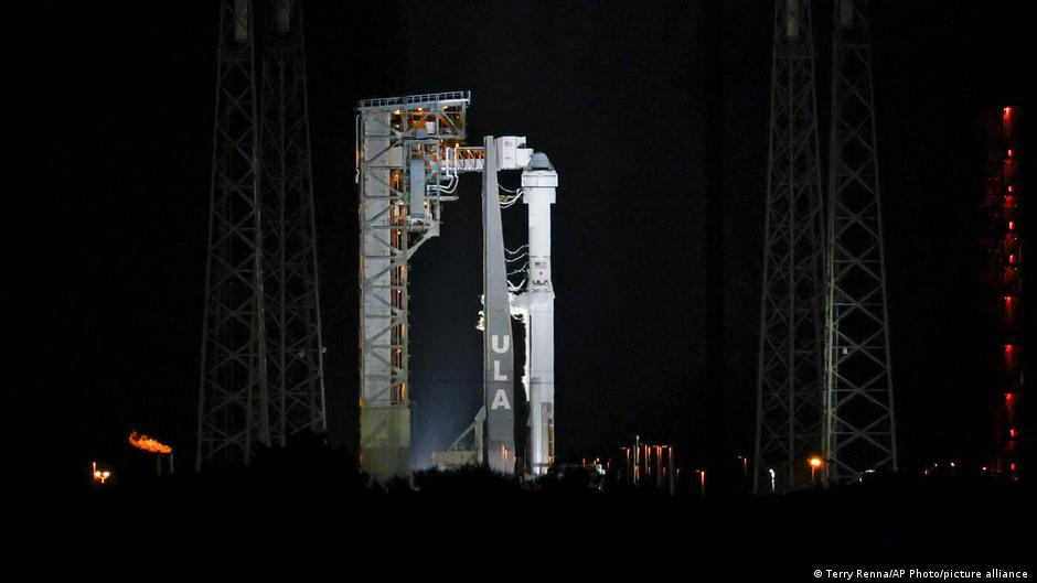 Всего за два часа до старта NASA отменило первый тестовый запуск пилотируемого корабля Starliner компании Boeing к Международной космической станции. Причиной отмены стала проблема с клапаном выпуска кислорода ракеты-носителя Atlas-V, которая должна была вывести корабль на…