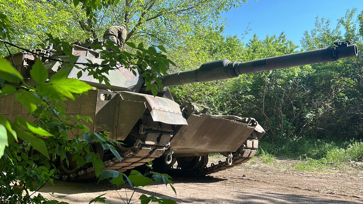 Знаєте, що це? Це с̶к̶а̶р̶б̶ перший сюжет про Abrams в Україні, який щойно повернувся із завдання. Нам вдалося поспілкуватися з екіпажем танку з 47 механізованої бригади та навіть покататися на Abrams. 

P.s. @AP як бачите, ніхто Abrams з фронту не відводив 😉