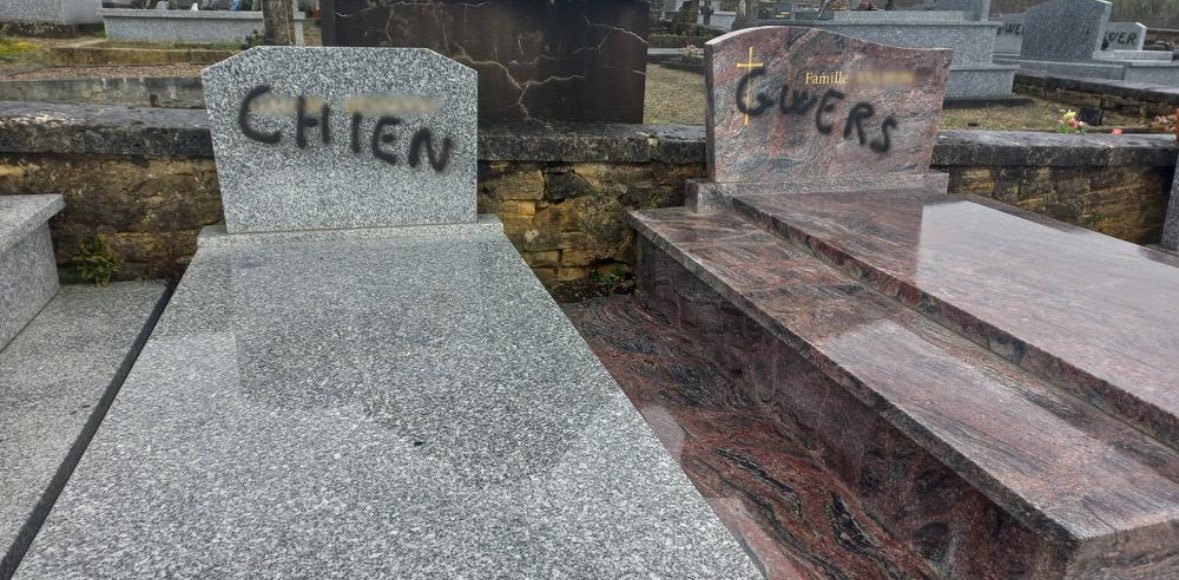 👉 En Dordogne, des dizaines de tombes ont été recouvertes d’inscriptions à la bombe de peinture noire : « Raciste », « Juif », « Gwers  », « Je vous hais », ainsi que des tags faisant référence à des personnalités politiques ou des faits-divers. Des tags annoncent des dates de…
