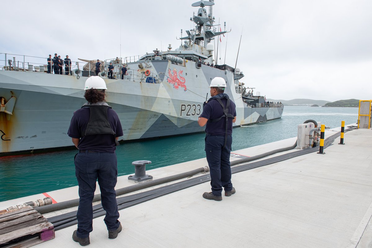 #EntenteCordiale120 | Défi relevé pour les chaînes logistiques 🇬🇧 et 🇫🇷 ! Le matériel, convoyé depuis l’Europe par un navire 🇫🇷 a bien été chargé la semaine dernière à Nouméa à bord du HMS Tamar, patrouilleur de la @RoyalNavy dans la zone Pacifique 💪 #CJEF