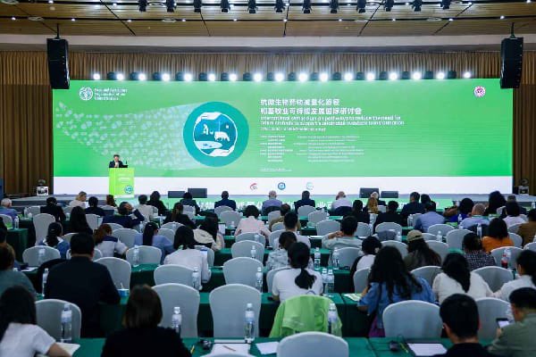 During RENOFARM in China, from 25-26 April 2024, AU-IBAR showcased its commitment to combatting #AMR in Africa & beyond. Dr. Magona's presentation on alternatives to antimicrobials highlighted key pathways for sustainable livestock practices. Read more: tinyurl.com/4tnkmkhs