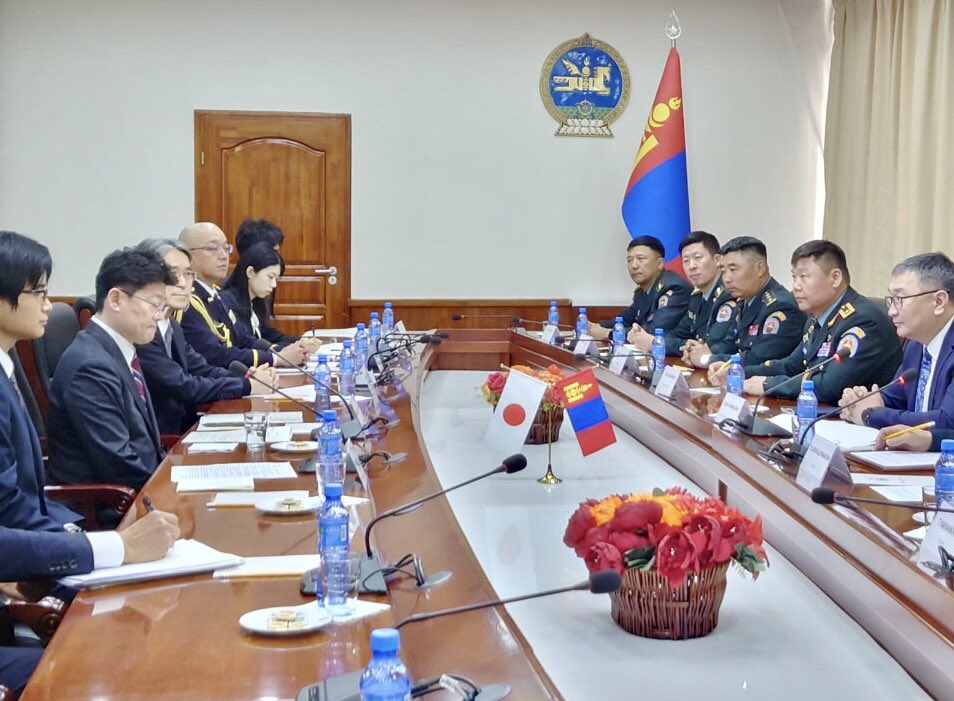 SMOD Oniki met with Vice Minister of National Defence of Mongolia, BAYARMAGNAI on May 6. They concurred to further promote defense cooperation ＆ exchanges based on the new revised “Memorandum on Defense Cooperation and Exchanges between Japan and Mongolia”🇯🇵🇲🇳 

#JMOD #Mongolia