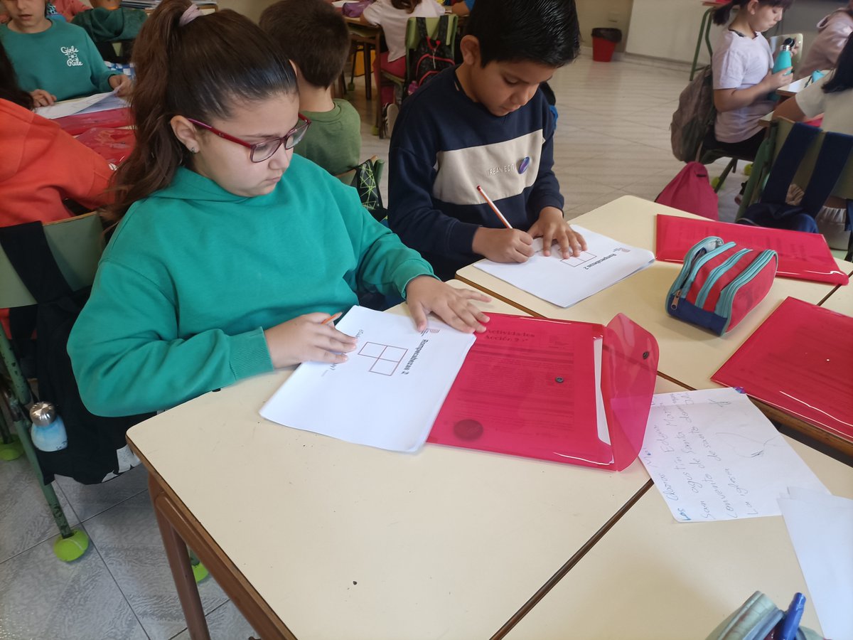 Comenzamos en #PiensaComputacionULLmente 🧠🤖 las intervenciones de la Acción 2 con alumnado de 3ºB de Primaria en el CEIP Prácticas Aneja E.U.P.👧👦
#CienciasDeLaComputación 
Han realizado actividades dentro los temas Contar y Algoritmos🔢💻