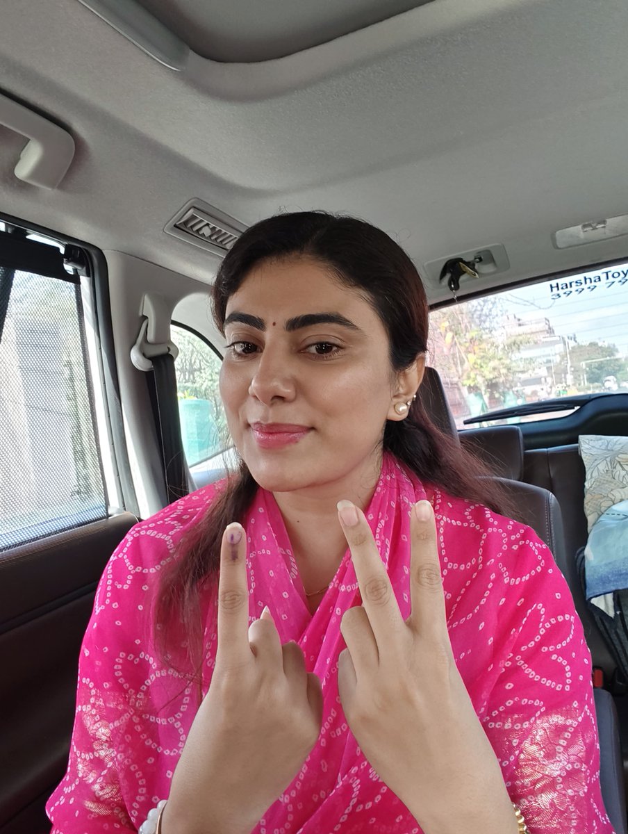 #ElectionsWithTOI | Rivaba Jadeja and Naynaba Jadeja cast their vote in Jamnagar, Gujarat 

Rivaba is a BJP MLA and wife of cricketer Ravindra Jadeja; Nayanaba (Congress leader) is Ravindra's sister  

Track updates here 🔗 toi.in/Y1OvGa

#LokSabhaElections2024…