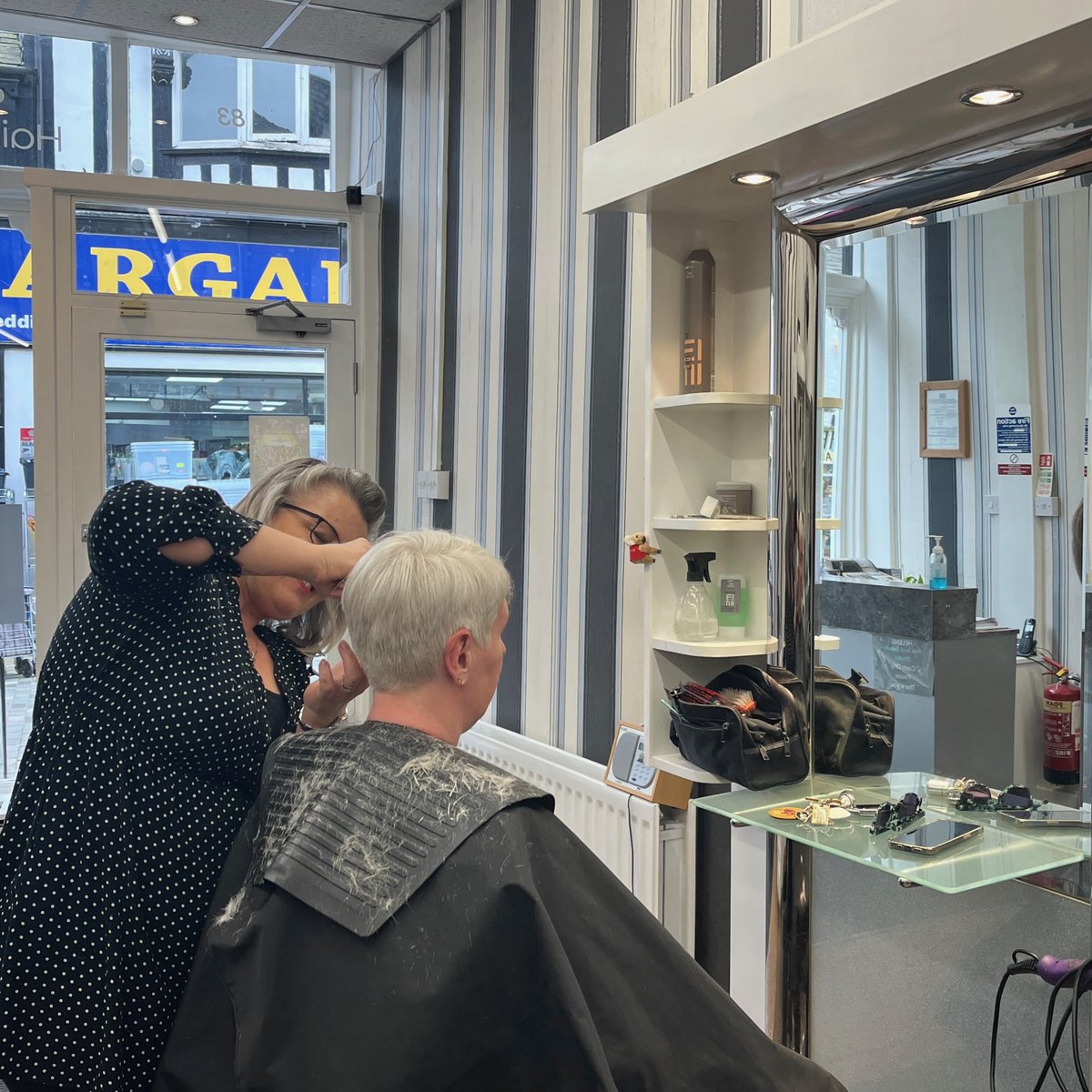 💇‍♀️ Feeling a change in your hairdo? Need a fresh cut and blowdry to re-energize your look? Look no further than Helen Hair! Book your appointment today at 01606 44123 or pop into the salon along Witton Street next to Charlie's Cafe. #Northwich