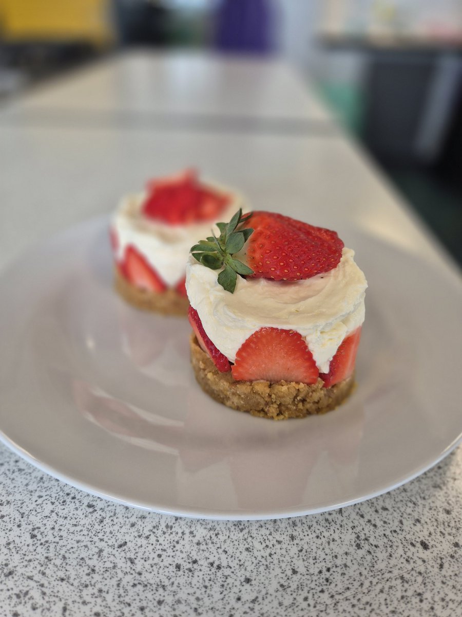 Strawberry cheesecake on the menu today! Teacher demonstration for the Y10 students #WAGOLL #modelling