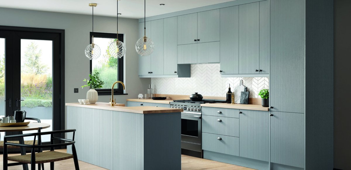 We are in love with our NEW range of Grooved 5G doors!

The Ella grooved door in Light Grey is perfect for modern kitchens wanting some personality, and looks amazing with a wide range of worktops & handles!

#hytal #hytalkitchens #kitchen #kitchendesign #modern #modernkitchen