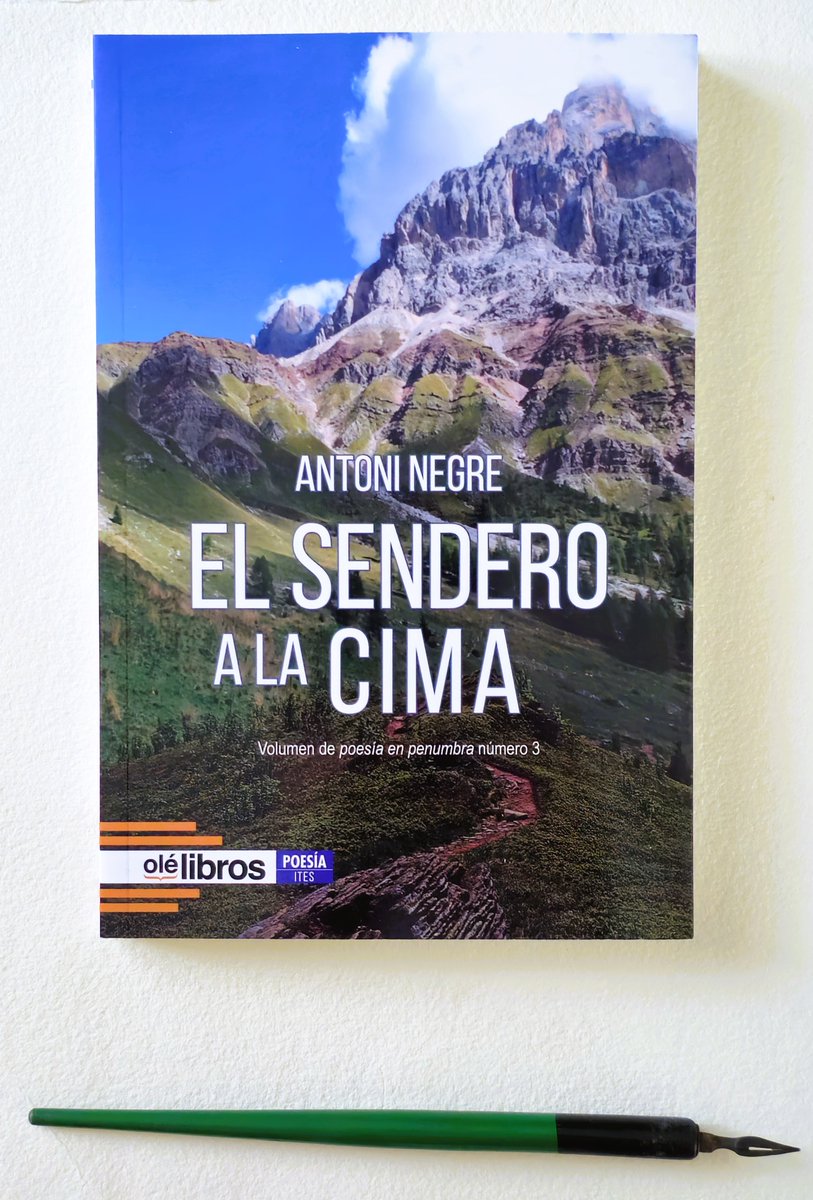 El salón de los libros, donde leo y escribo. Donde vivo una vida paralela que se hace infinita. Cuerpos sin alma y lágrimas estériles. Dejo la puerta abierta para que entre la libertad. @antoninegre