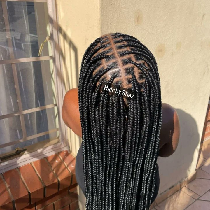 sharonhmbambo's tweet photo. As mothers's day approaches, appreciate them  with beautiful hairstyles. Get knotless braids for only R650  including fibre and transport. Get a free hair wash as part of the mother's day deal. For bookings contact 0697905596 #protectivestyles  #braidseason #housecalls #midrand https://t.co/8QIYSPHlDe
