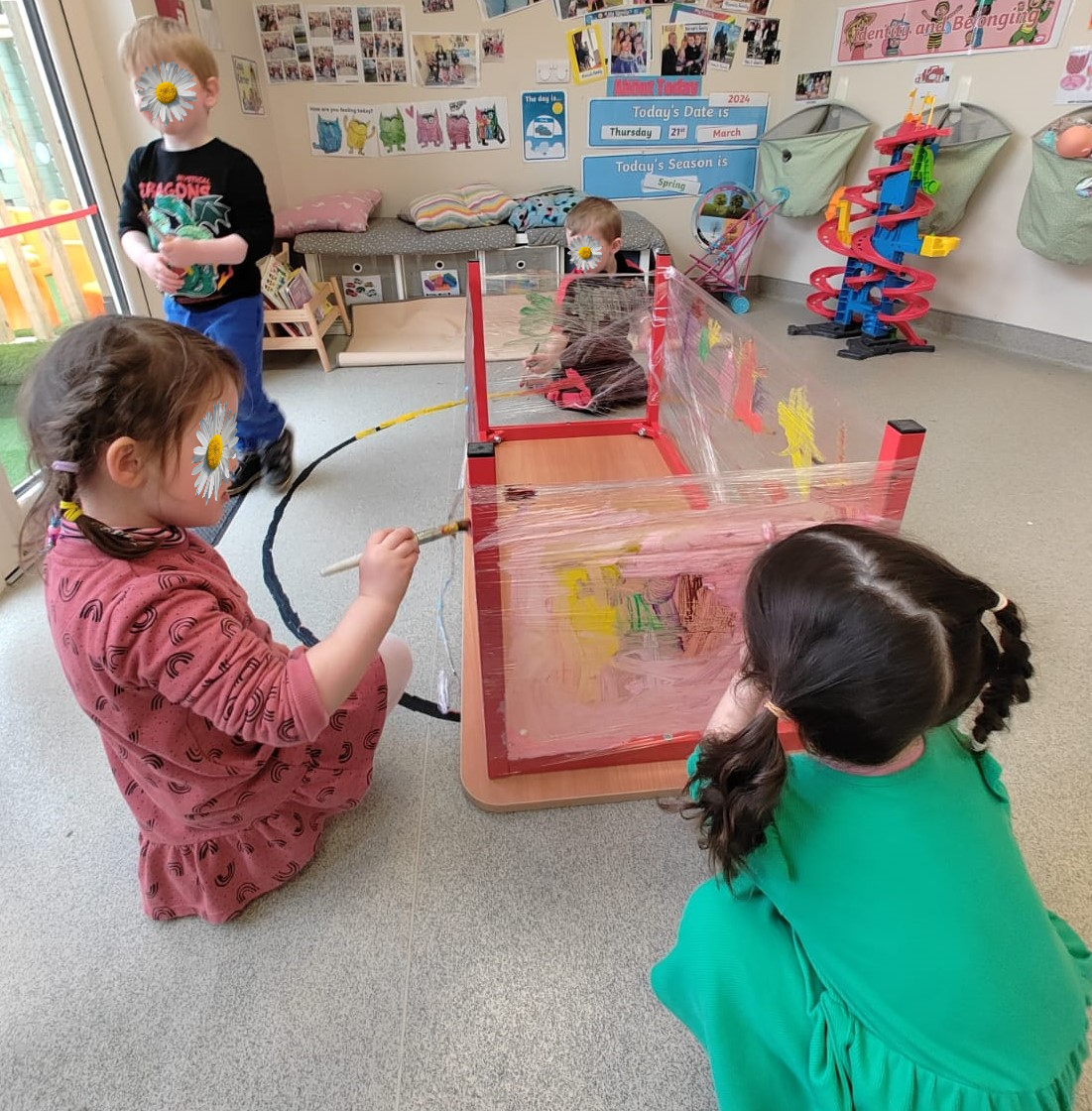 𝐓𝐞𝐫𝐞𝐧𝐮𝐫𝐞 𝐂𝐞𝐧𝐭𝐫𝐞: During arts and crafts time, we wrapped a table using cling film, then the Montessori kids painted the plastic to make a lovely and colourful art mural. #ArtMural #kidspaintingideas #daisychaincare #childcaredublin #daisychaindub #montessoriactivity