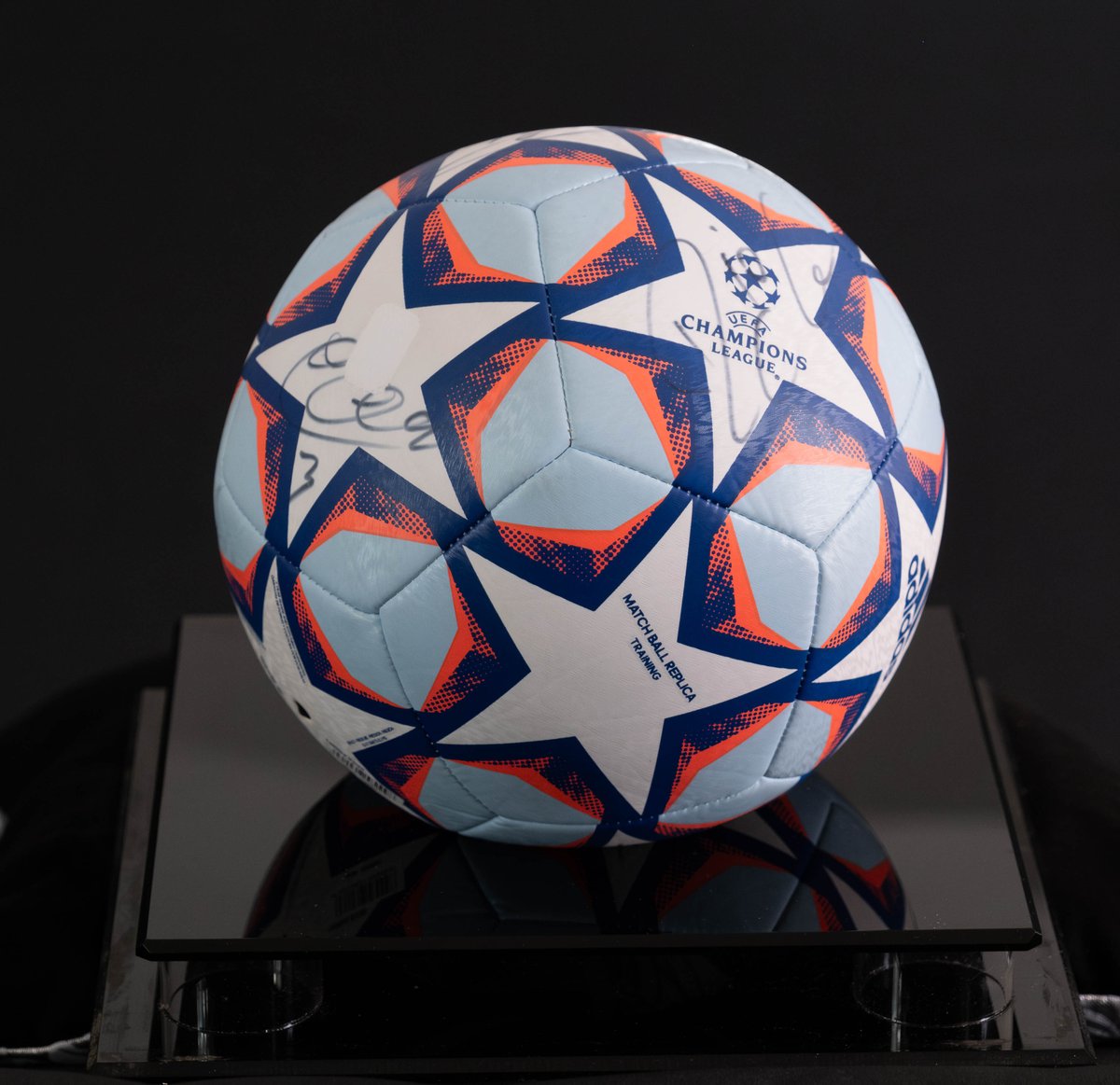 🕵️‍♀️ Have you seen this auction piece up for grabs? ⚽ Authentic Signed Official UEFA Champions League 2020/21 Football signed by Juventus! 🌟 Don't miss your chance to grab a piece of history.👊 Be a champ and make a difference! 💪 Starting Bid just £1️⃣9️⃣0️⃣ 👇