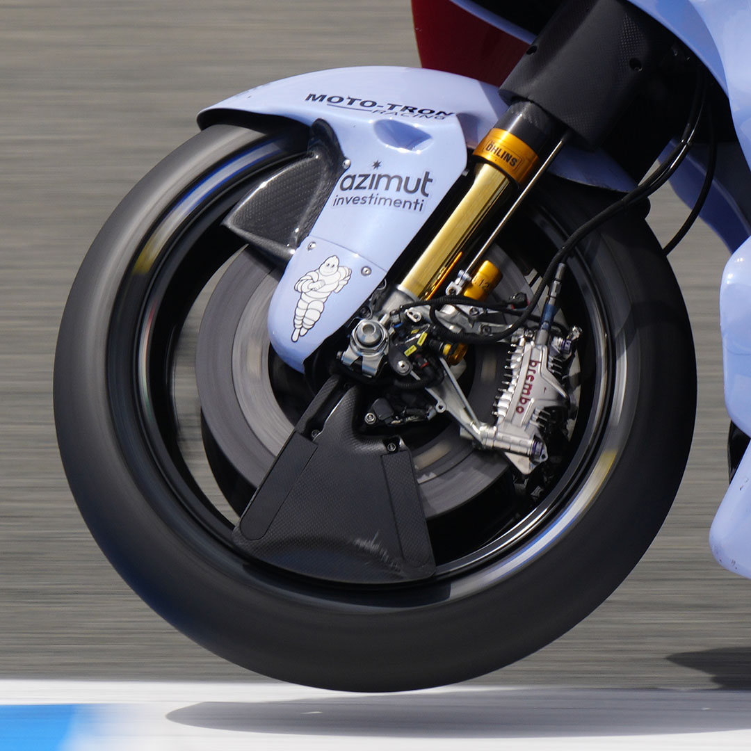 The maximum deceleration MotoGP bikes experience at Le Mans is 1.5 g, particularly in Turn 9. Here, the Brembo brake fluid pressure even reaches 13.4 bar and the temperature of the carbon discs reaches 680°C.