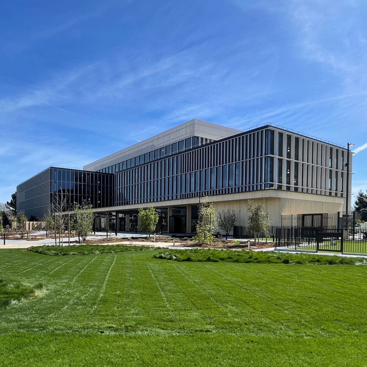 EOCengineers's tweet image. Java is nearing completion! Located in Sunnyvale, California, we worked closely with architects @mgarchitecture to provide facade design services, from the initial concept to the final stages of construction.

#engineering #facadeengineering #design #team #facade