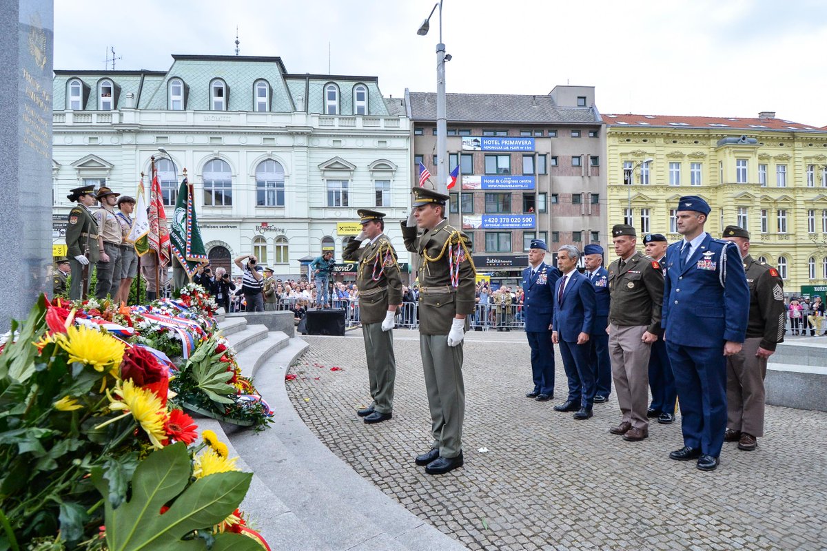 🇺🇸🇨🇿 Velvyslanec Sabet se včera v Plzni zúčastnil vzpomínkového aktu u památníku Díky, Ameriko! a připomněl si tak 79 let od konce 2. světové války a osvobození Plzně americkou armádou v květnu 1945.