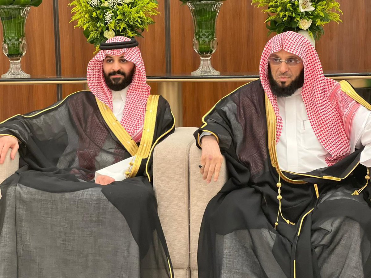 Dr_alqarnee's tweet photo. أتقدم بالتحيّة والتقدير والشكر الجزيل لأصحاب السمو الأمراء وأصحاب المعالي الوزراء والعلماء والمشايخ والوجهاء ولكل من شرّفنا وأتحفنا وحضر وشاركنا فرحة زواج ابني عبدالله، في ليلة بهيجة بحضوركم،
أدام الله عليكم المسرّات، 
وأسعدكم كما أسعدتمونا،
 سعادة لا تشقون بعدها أبداً،
تقبّلوا مودّتي ودعائي الصادق❤️💐
#عائض_القرني