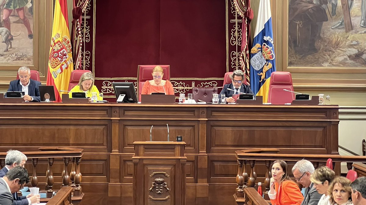🏛️ Comienza el pleno del Parlamento de Canarias bajo la presidencia de @AstridPerezBat. Orden del día: parcan.es/reuniones/asun… Emisión en directo: parcan.es/video/jornada/…